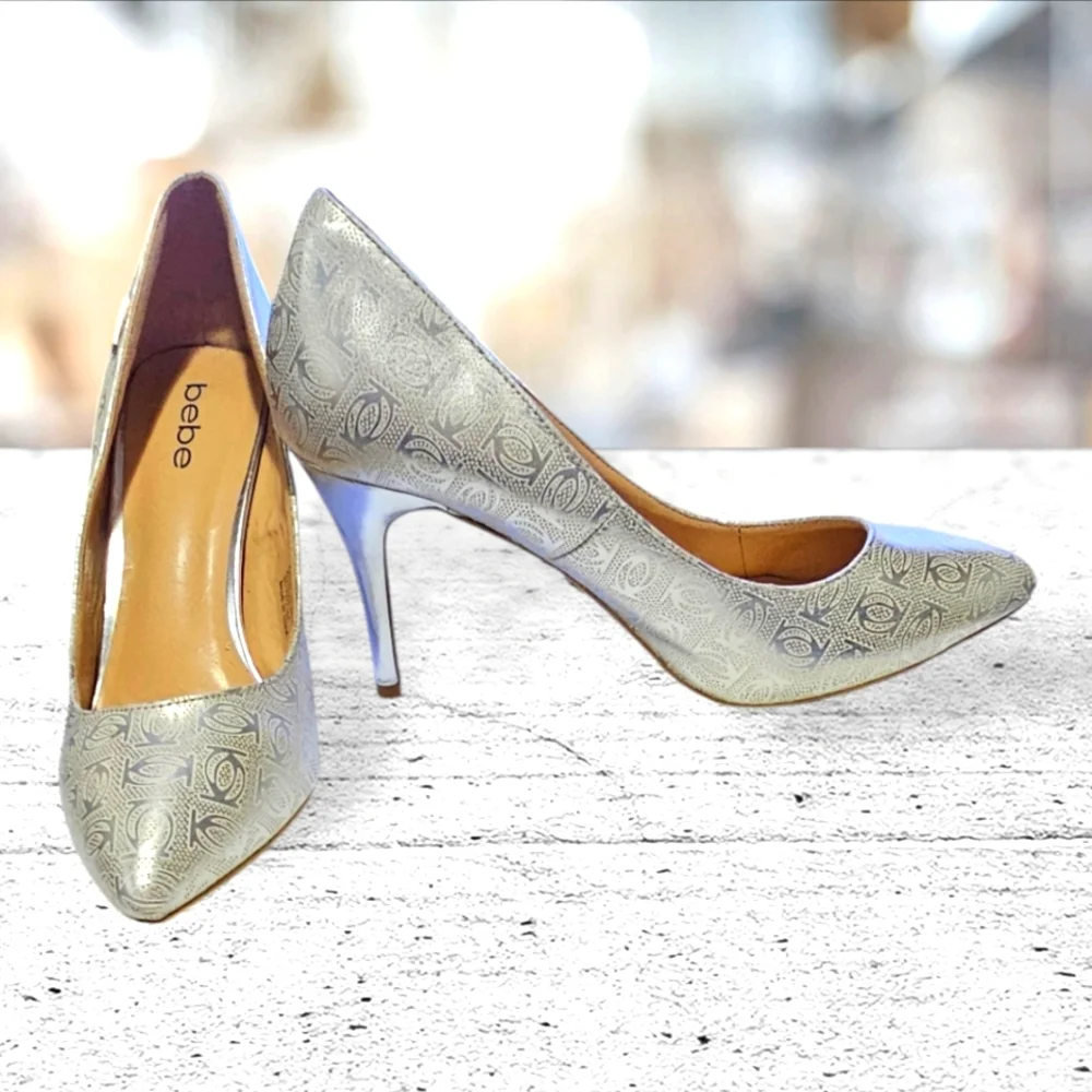 BEBE SAYDEE Women's High Heel Pumps w Logo Print Silver 9 - Picture 1 of 11